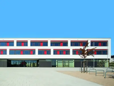 Farbenfrohe Außenansicht einer Schule