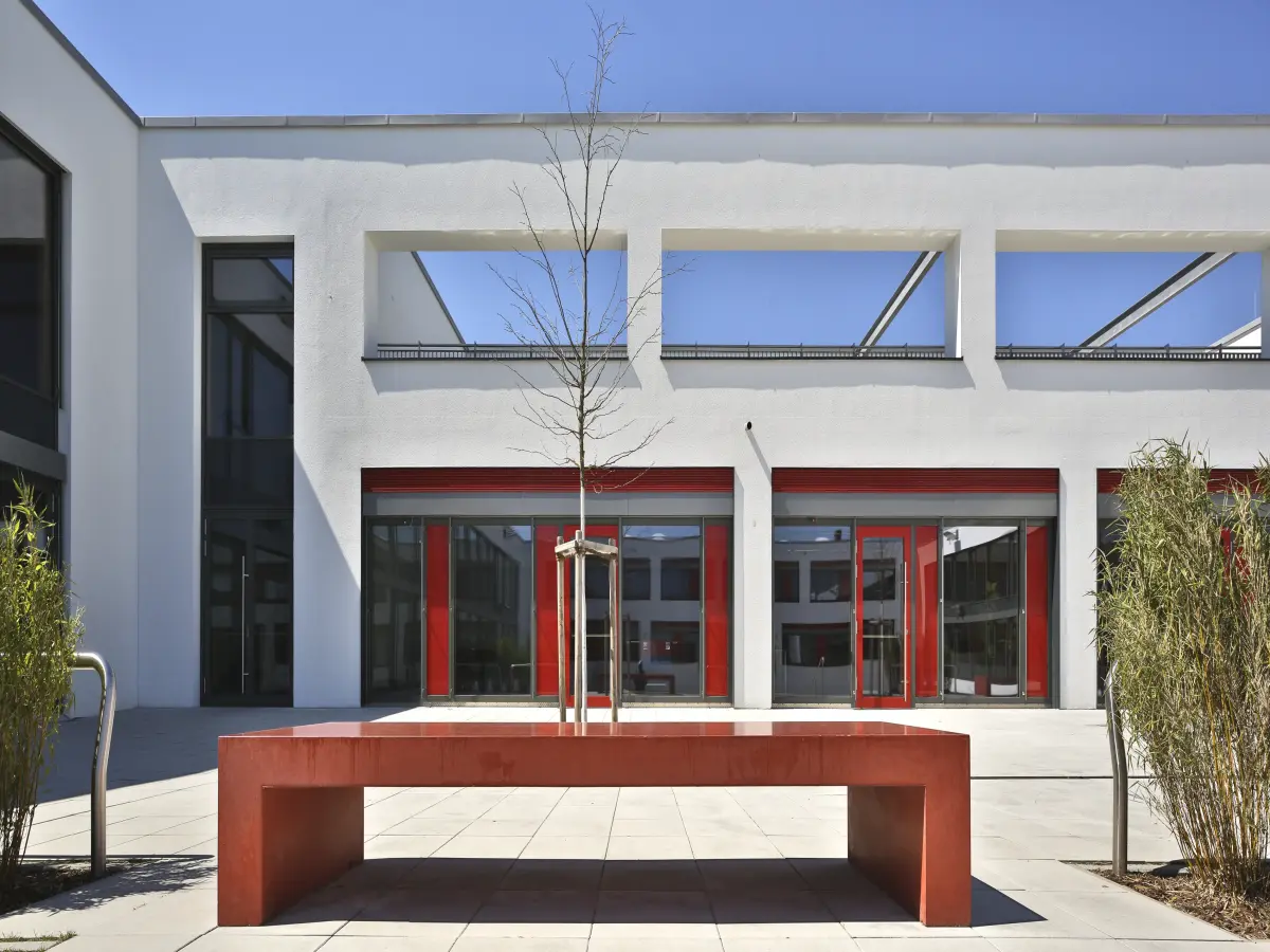 buntes Äußeres einer Schule
