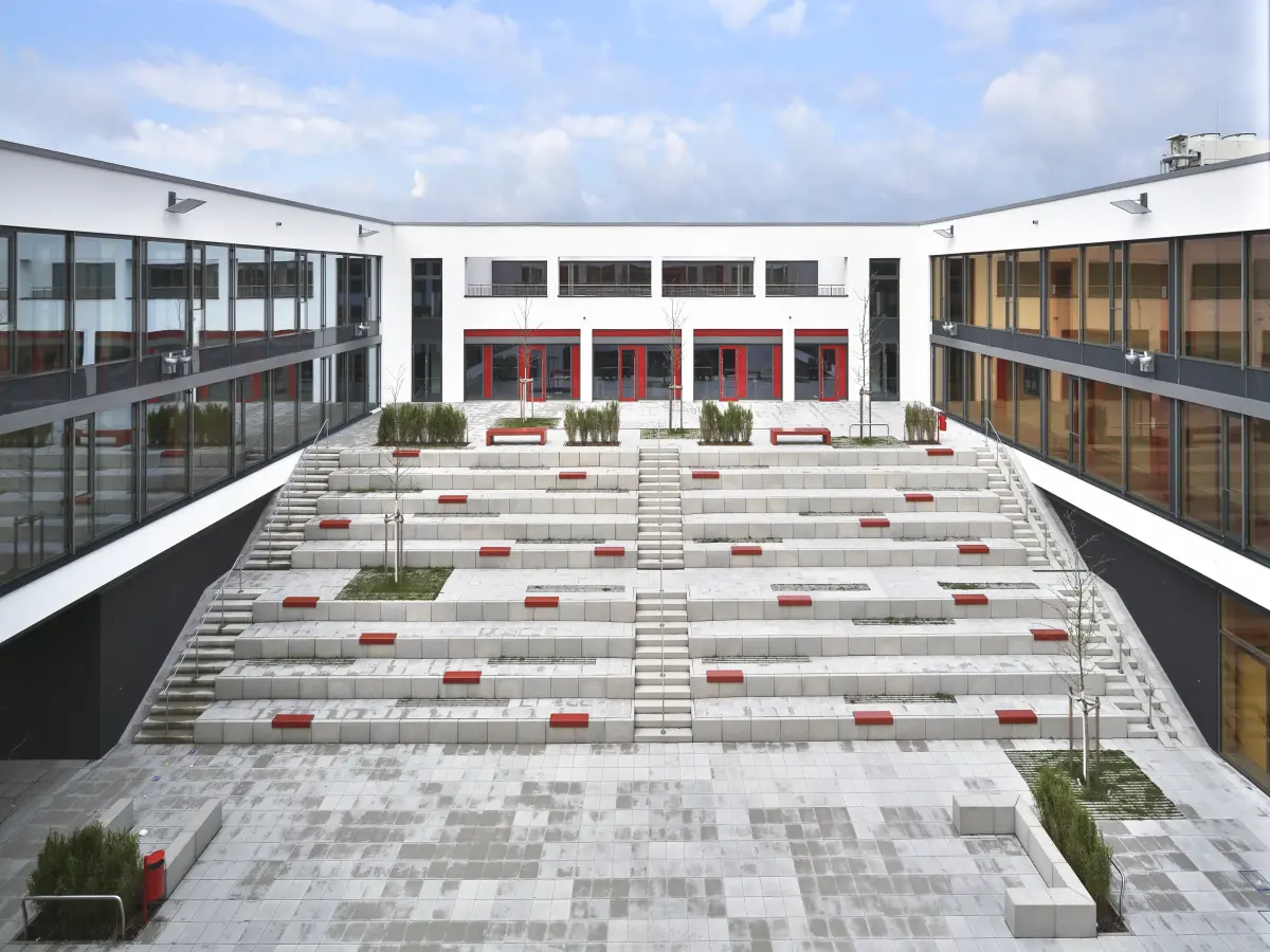 buntes Äußeres einer Schule