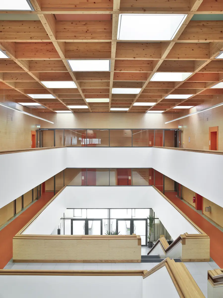 Buntes Interieur einer Schule