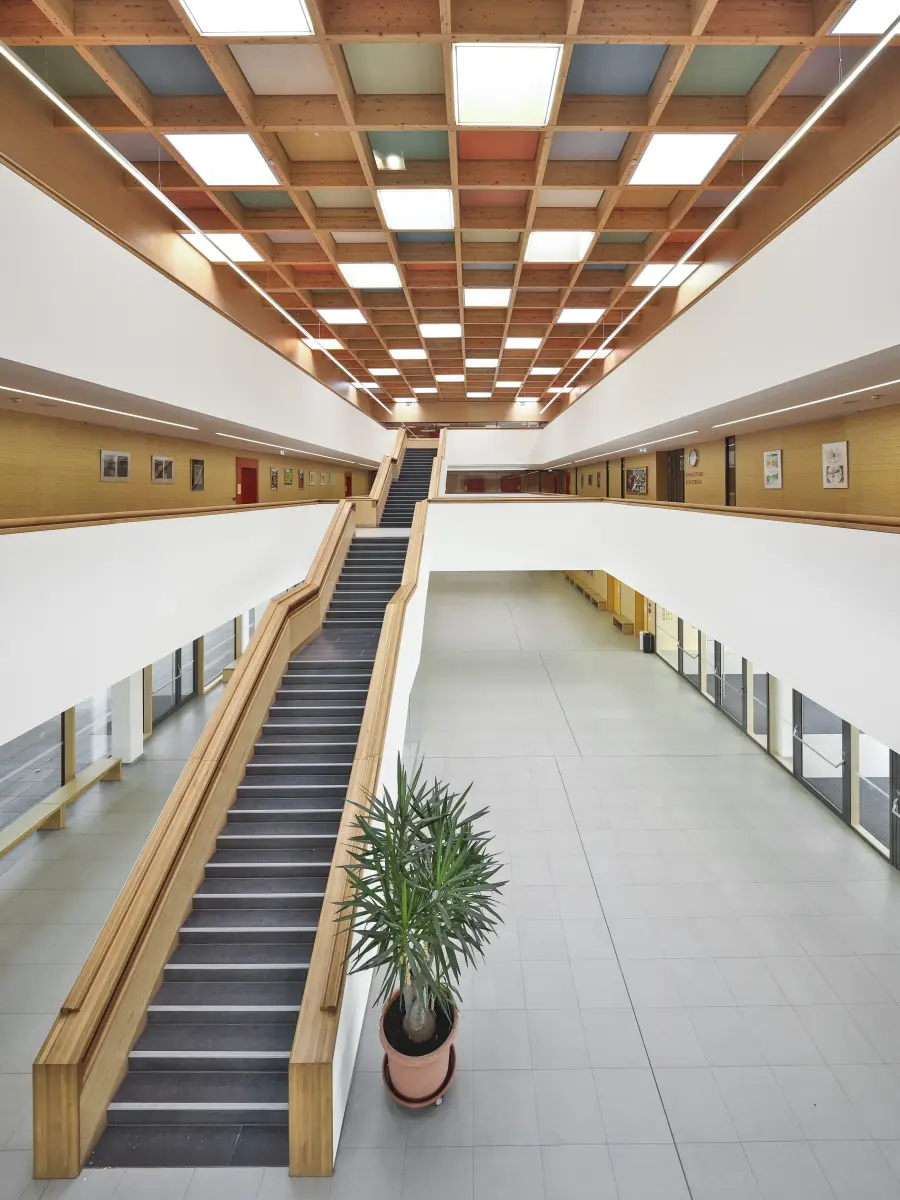 Buntes Interieur einer Schule