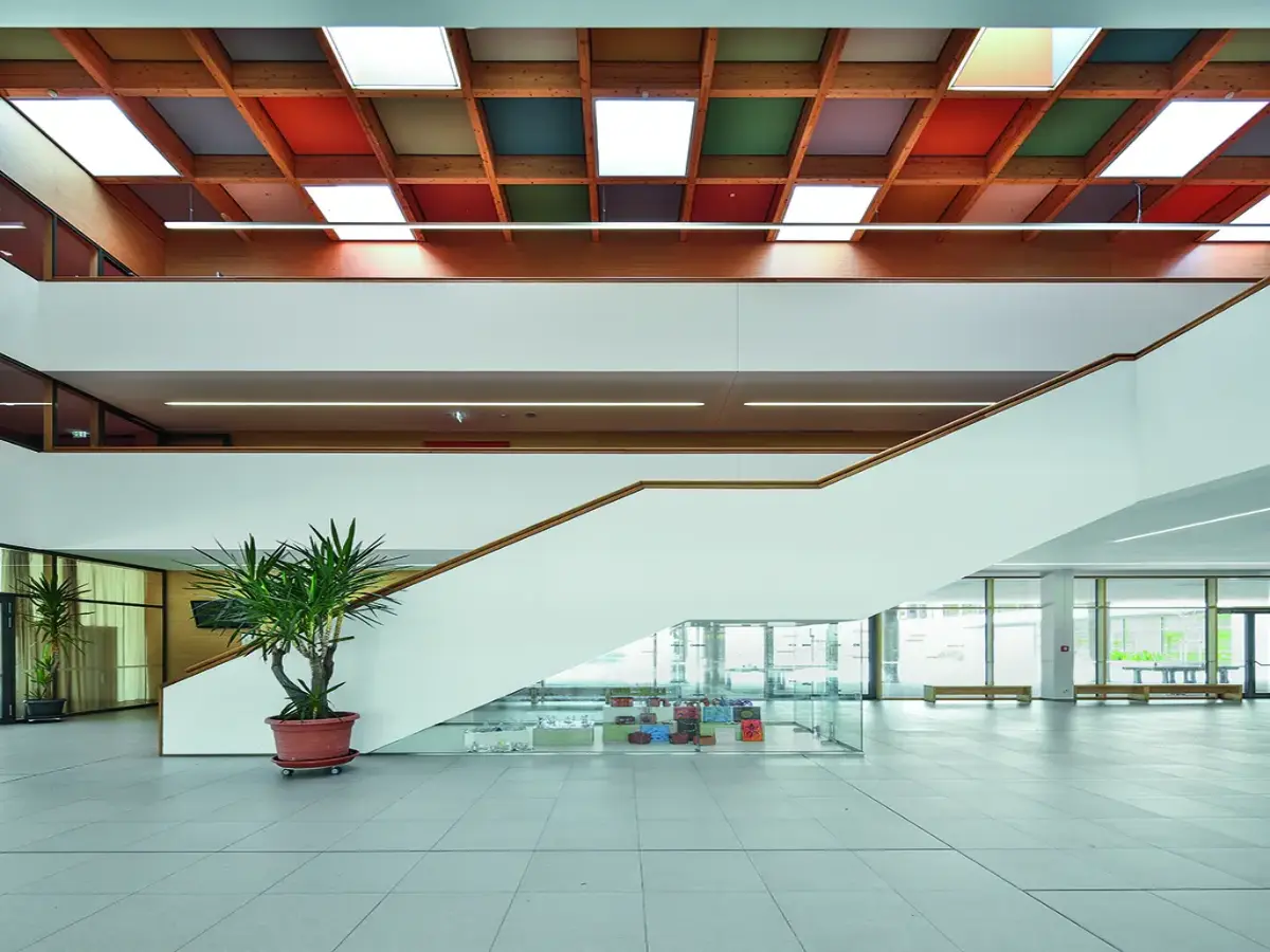 Buntes Interieur einer Schule