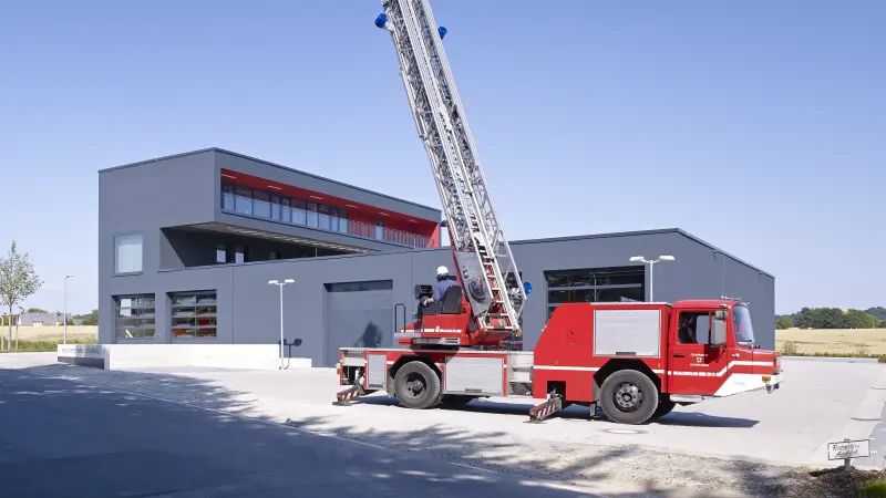 Feuerwehr steht mit ausgefahrener Leiter vor der Feuerwehrwache