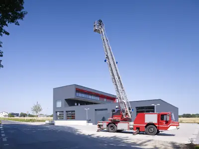Feuerwehr steht mit ausgefahrener Leiter vor der Feuerwehrwache