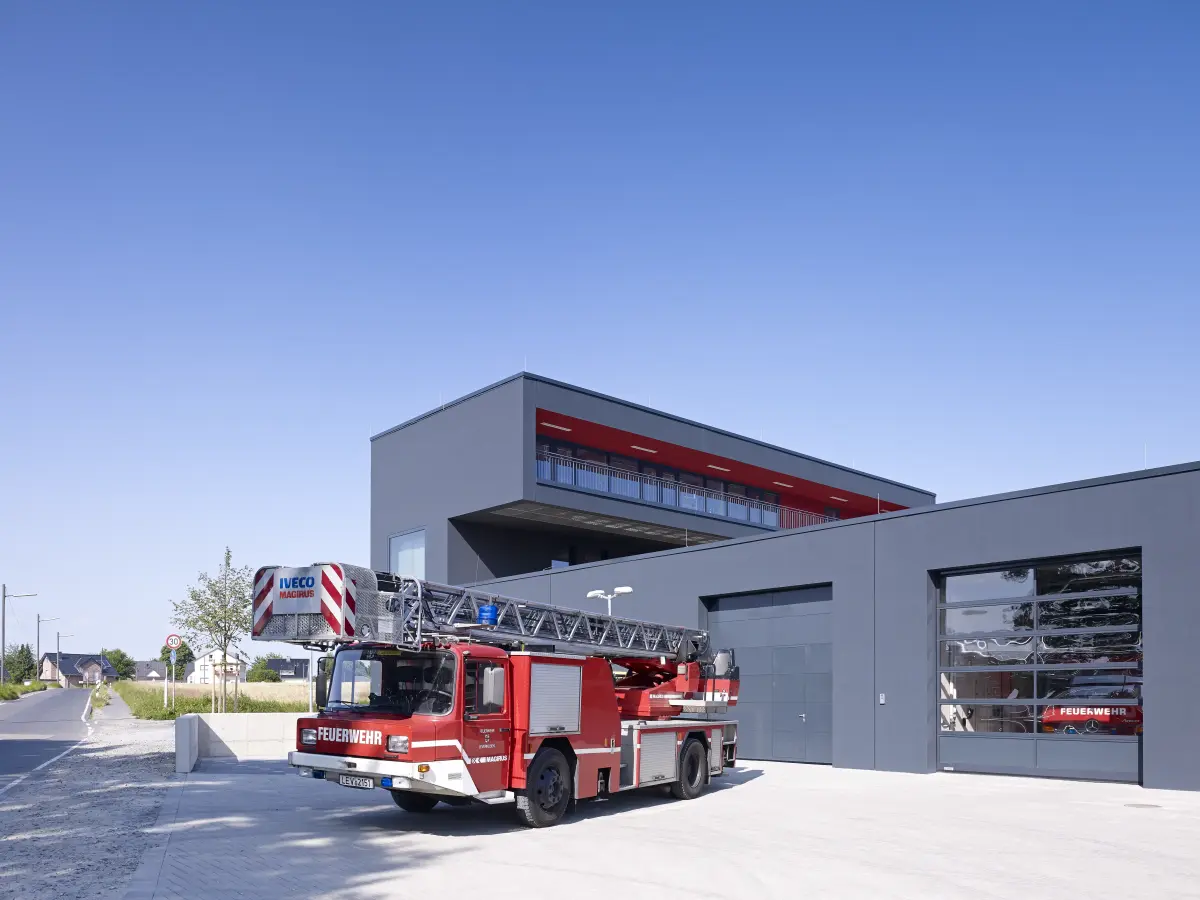 Feuerwehrauto vor der Garage des Gebäudes