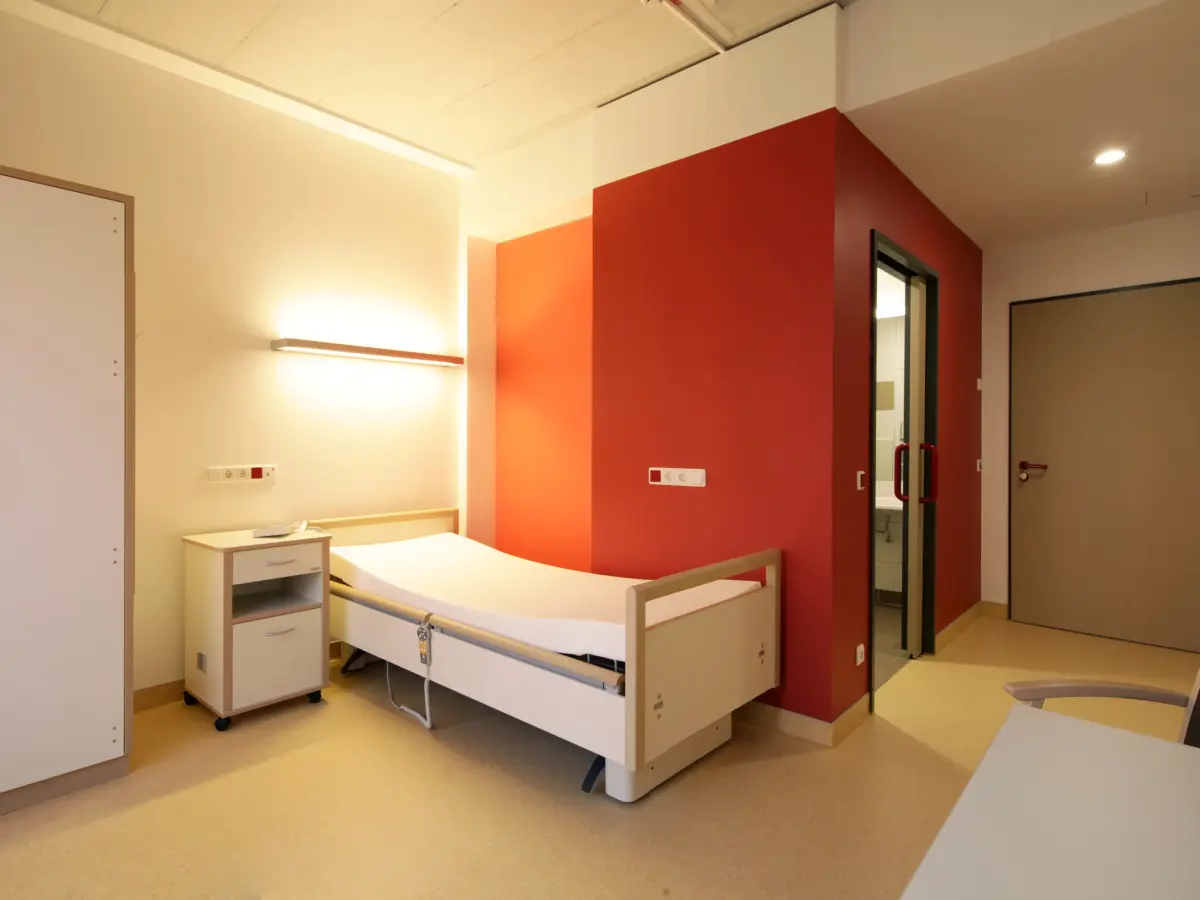 Schlafzimmer mit rotem Sanitärbereich