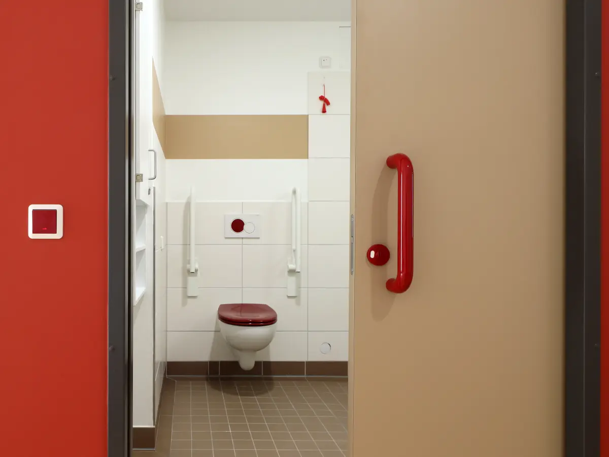 rote Akzente im Badezimmer
