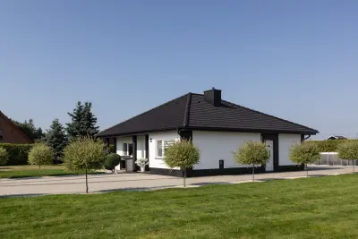 weiße Fassade mit schwarzem Dach