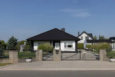 Weiße Fassade mit schwarzem Dach