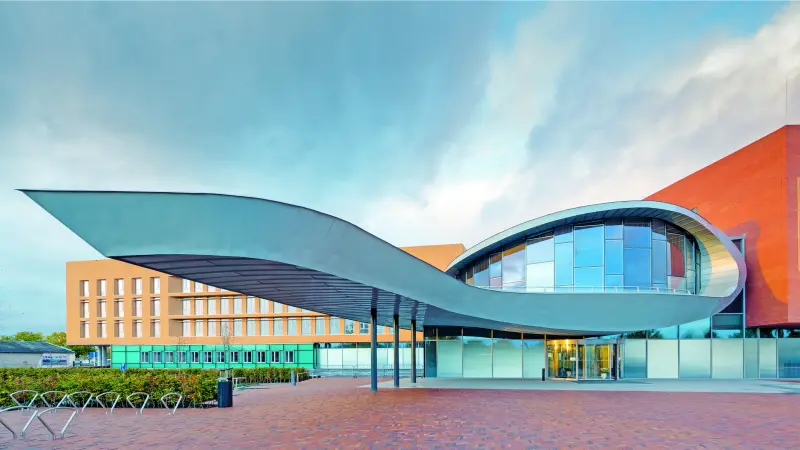 Fassade eines Gebäudes mit einer Welle aus Metall