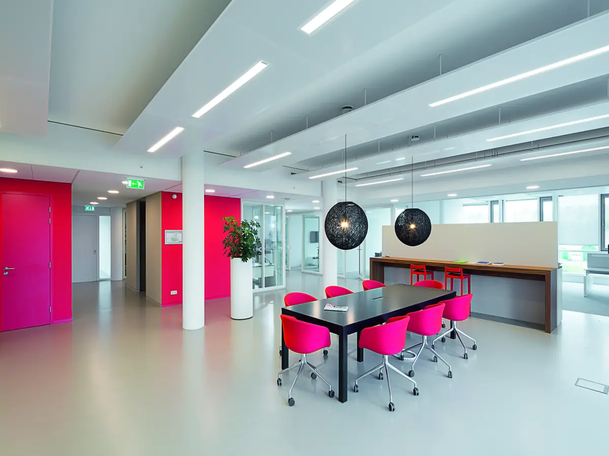 Raum mit Besprechnungstisch