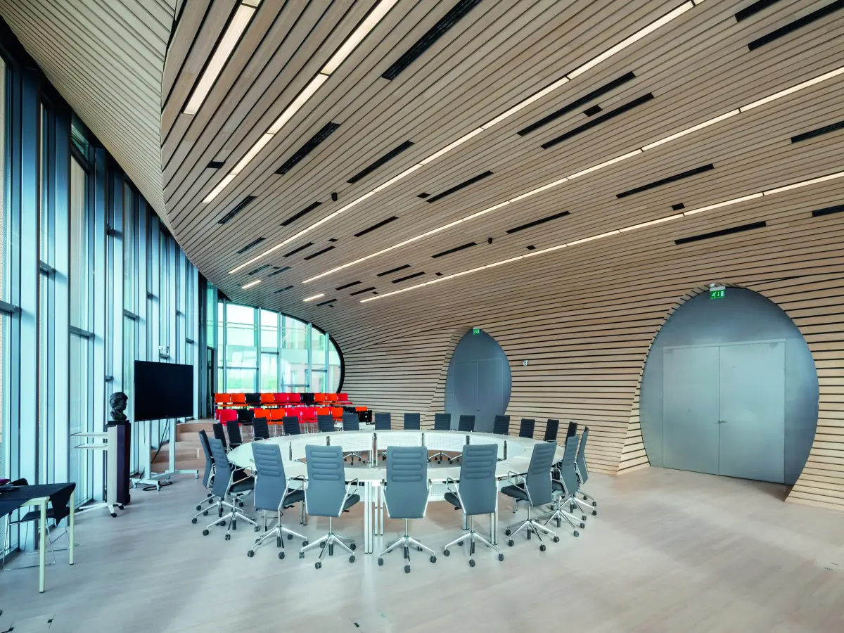 Großer Raum mit Holzwand und Holzdecke