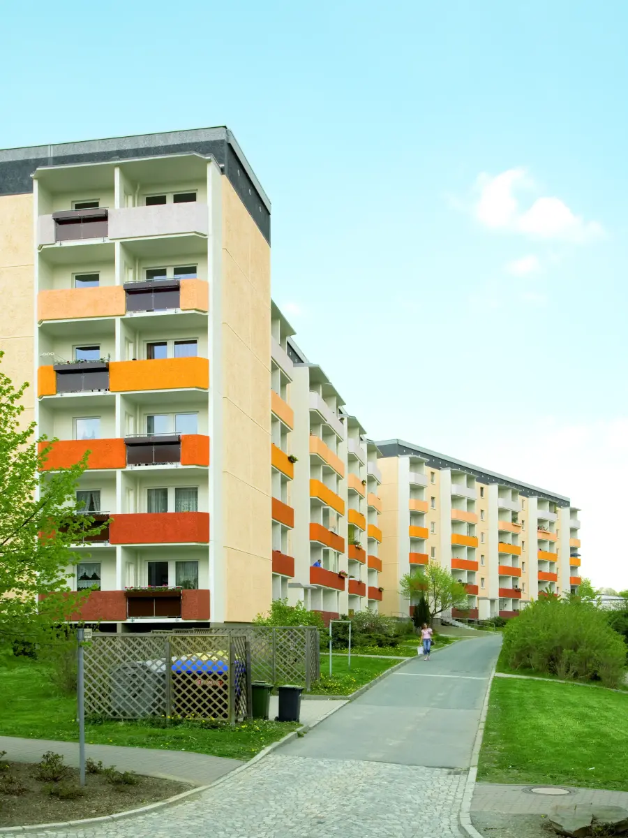ein großes Gebäude mit orangefarbener und weißer Fassade