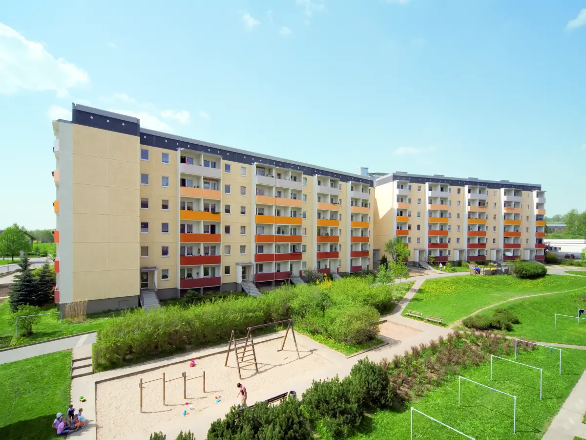 ein großes Gebäude mit orangefarbener und weißer Fassade