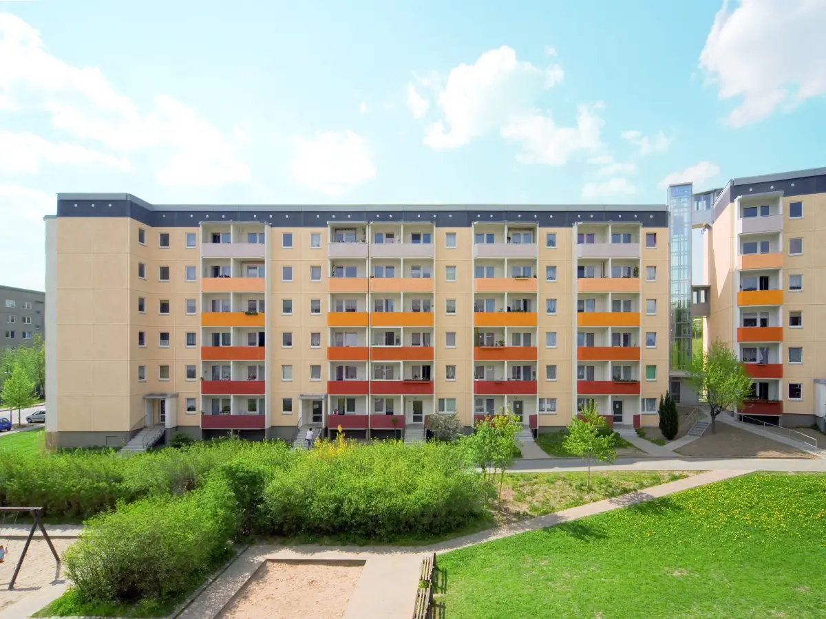 ein großes Gebäude mit orangefarbener und weißer Fassade