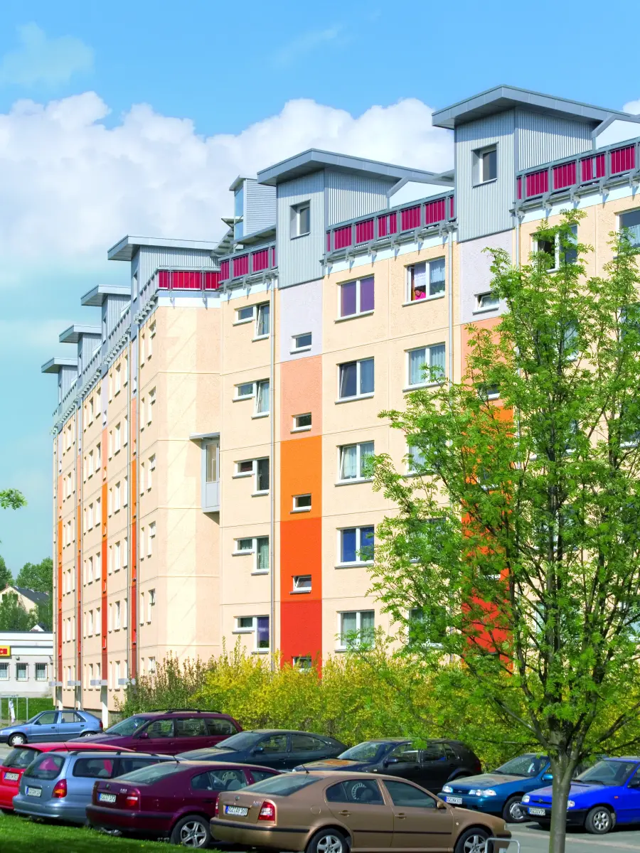ein großes Gebäude mit orangefarbener und weißer Fassade