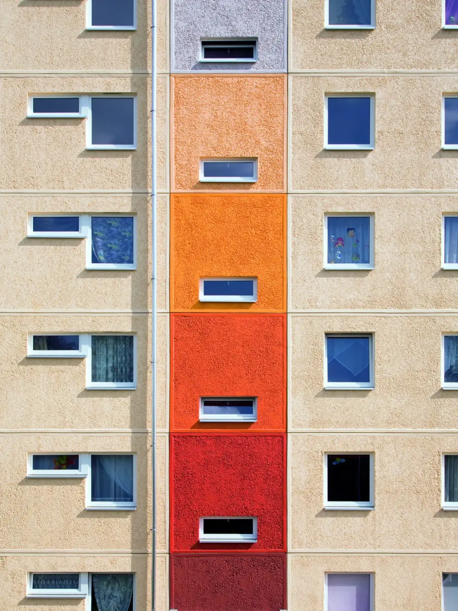 ein großes Gebäude mit orangefarbener und weißer Fassade