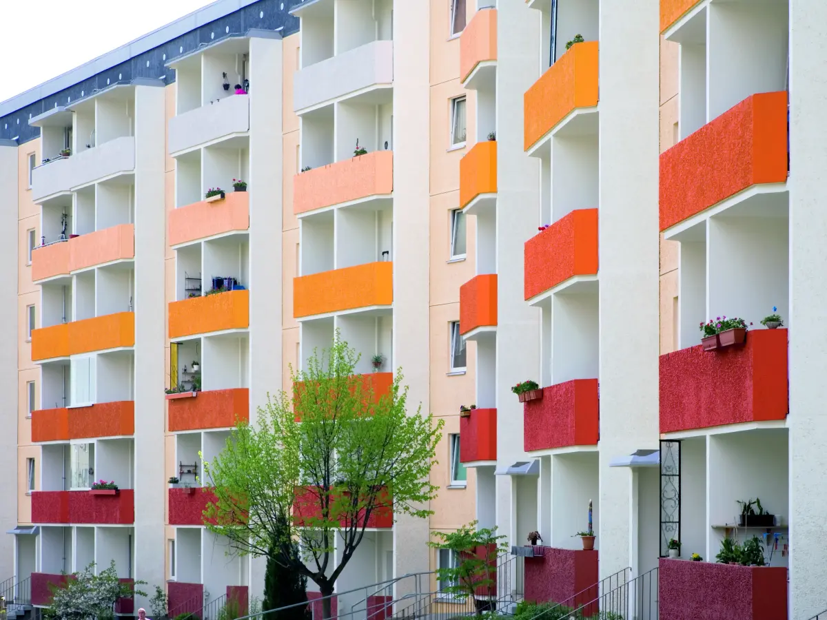 ein großes Gebäude mit orangefarbener und weißer Fassade