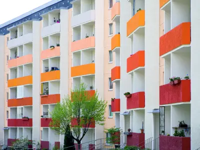 ein großes Gebäude mit orangefarbener und weißer Fassade