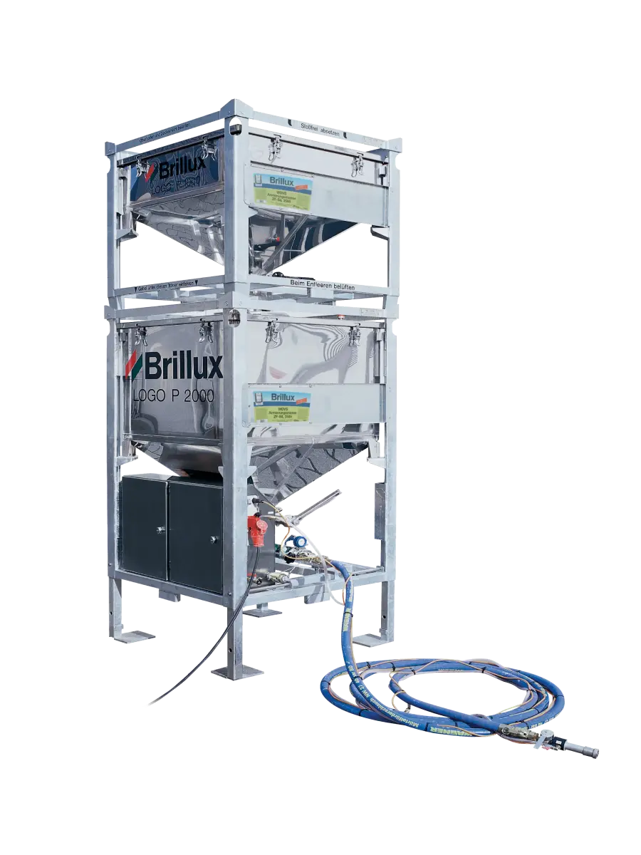 Brillux Silo vor schwarzem Hintergrund