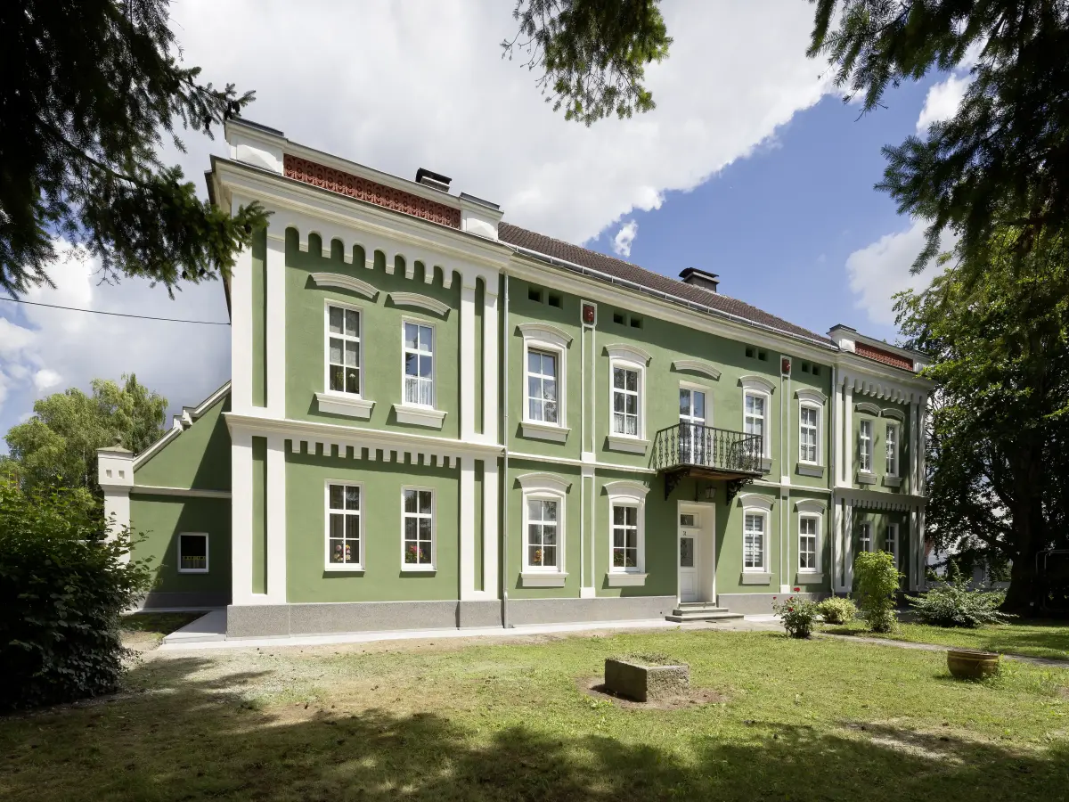 Frontale Ansicht des Privathauses in der Bahnhofstraße in Loosdorf. 