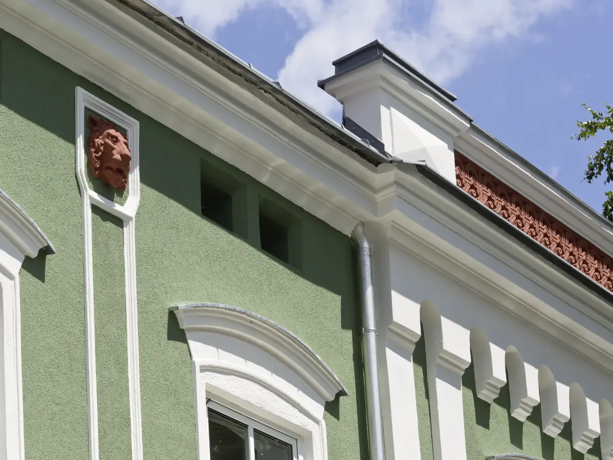 Detailansicht der Löwenköpfe an der Fassade. 