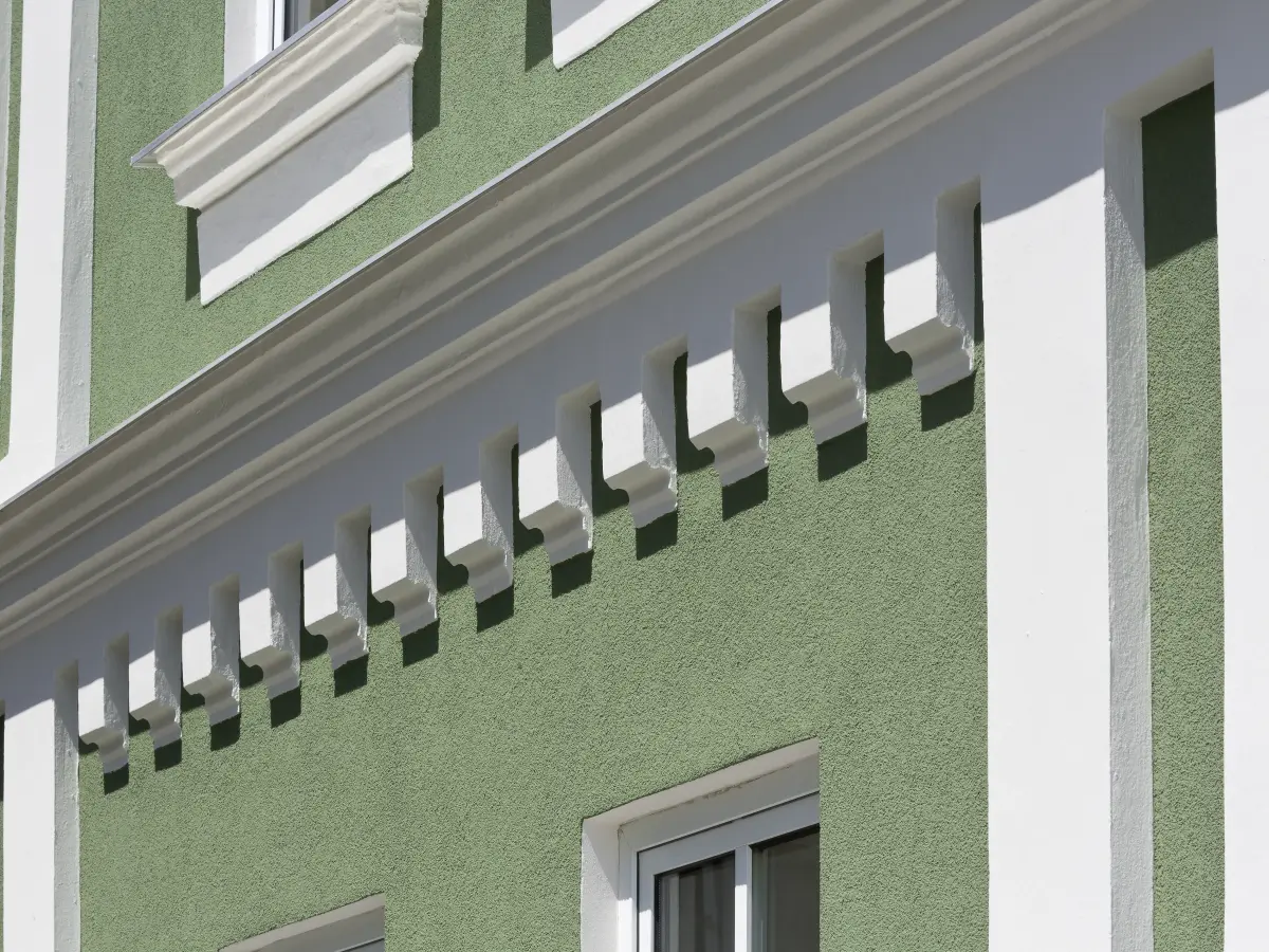 Detailansicht Fassadengestaltung des Privathauses in der Bahnhofstraße in Loosdorf.