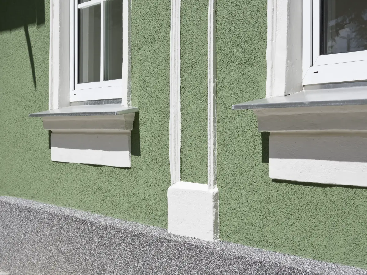 Detailansicht Fassadengestaltung des Privathauses in der Bahnhofstraße in Loosdorf. 