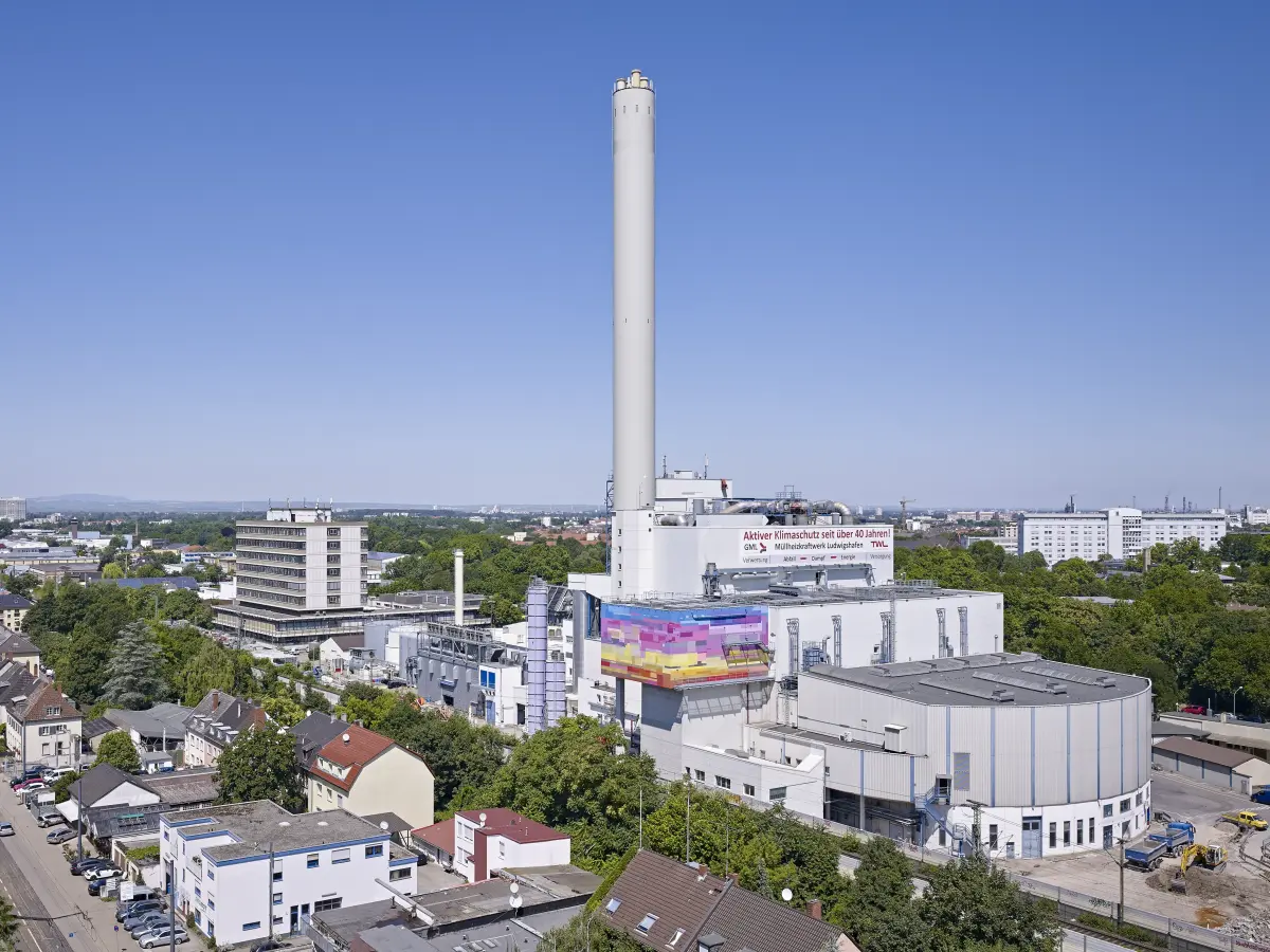 Weitsicht Industriegebiet mit herausstechenden buntem Bunkerkopf 