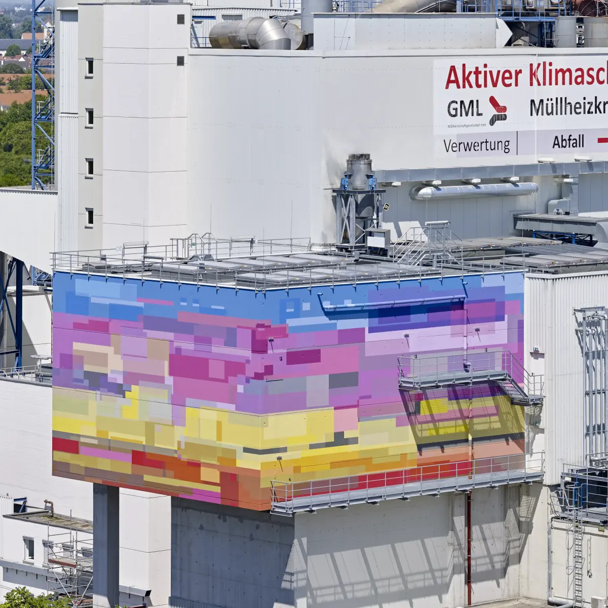 Die schlichte, graue Fassade lässt die farbigen Elemente des Gebäudes hervorstechen