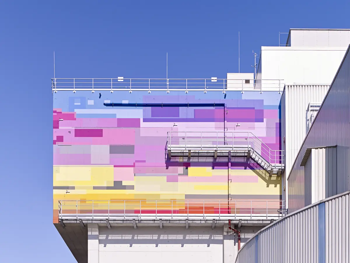 Ansicht von der Seite auf bunten Bunkerkopf mit Farben wie blau, rosa, violett und gelb