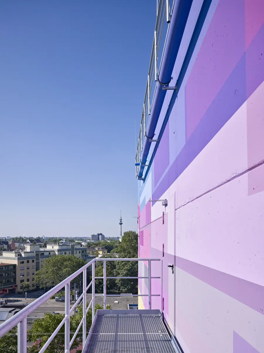 Farbiges Geländer passend zu den Farben des Bunkers