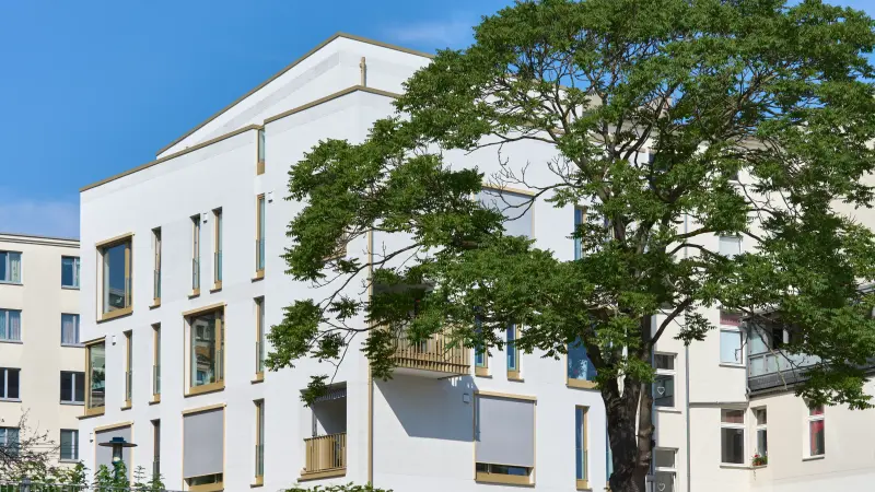 Mehrfamilienhaus mit Fassade in beige