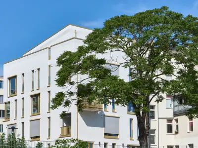 Mehrfamilienhaus mit Fassade in beige