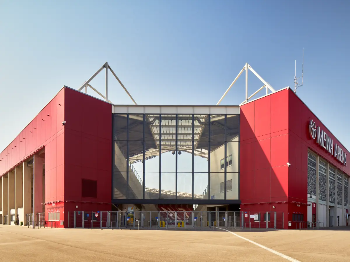 großes Gebäude mit roter und gläserner Fassade