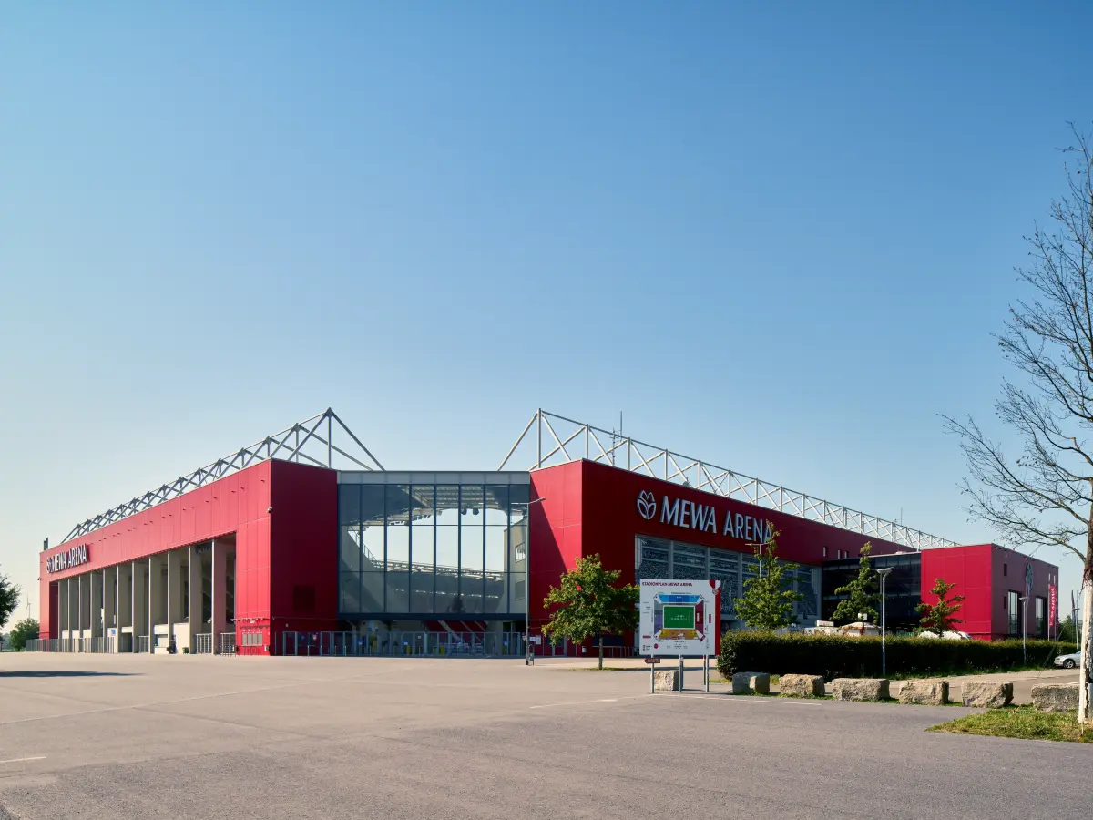 großes Gebäude mit roter und gläserner Fassade