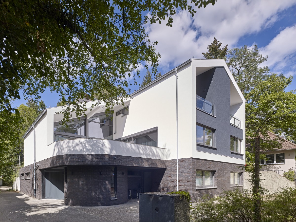 Modernes Haus mit dunkler Siliciumcarbid-Außenfassade, aus der Entfernung gesehen.