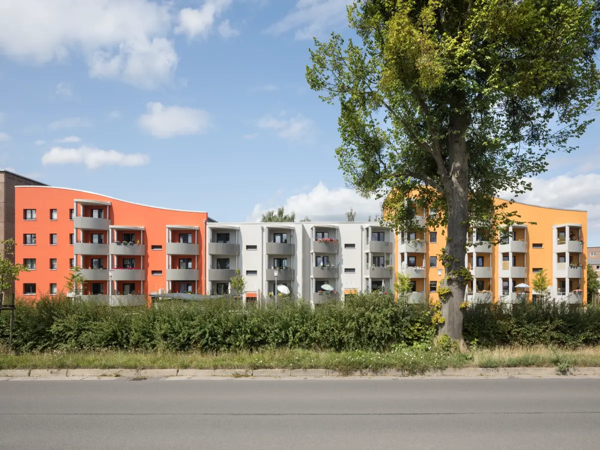 Fassade eines rot-weiß-gelben Gebäudes