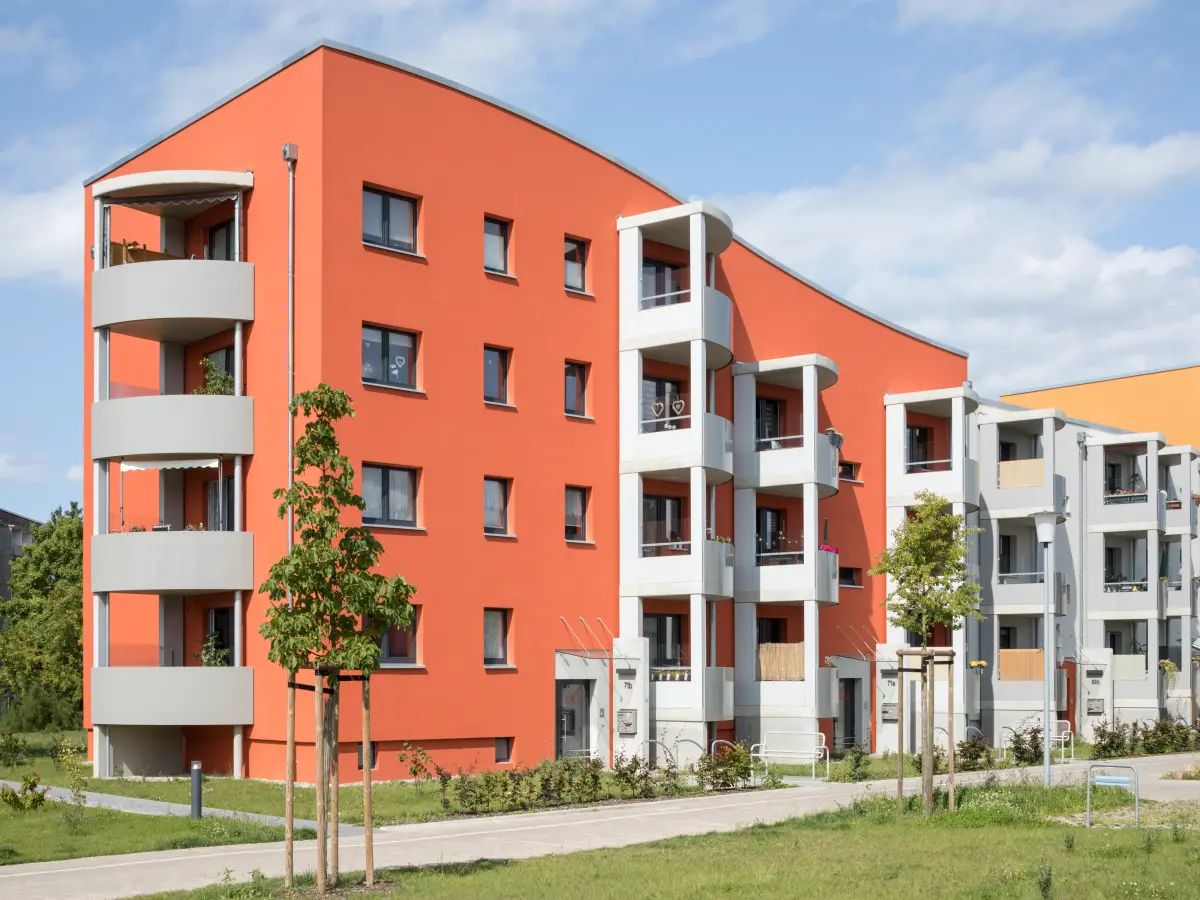 Fassade eines rot-weiß-gelben Gebäudes
