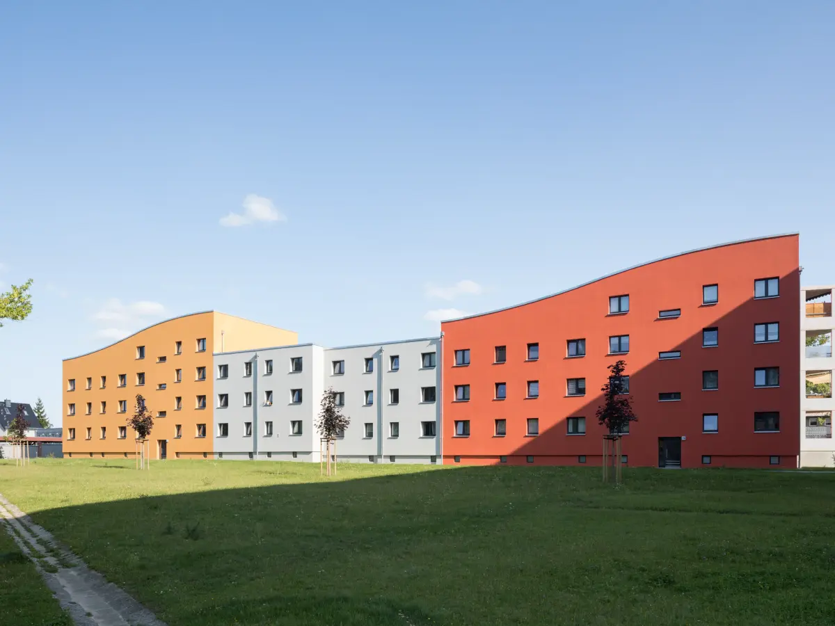 Fassade eines rot-weiß-gelben Gebäudes