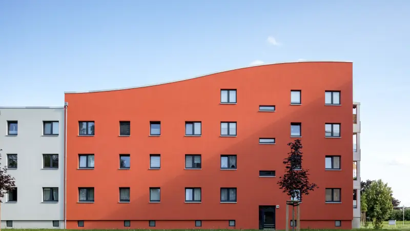 Fassade eines roten Gebäudes