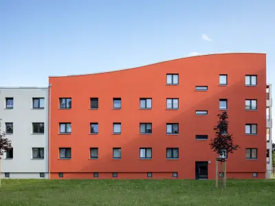 Fassade eines roten Gebäudes