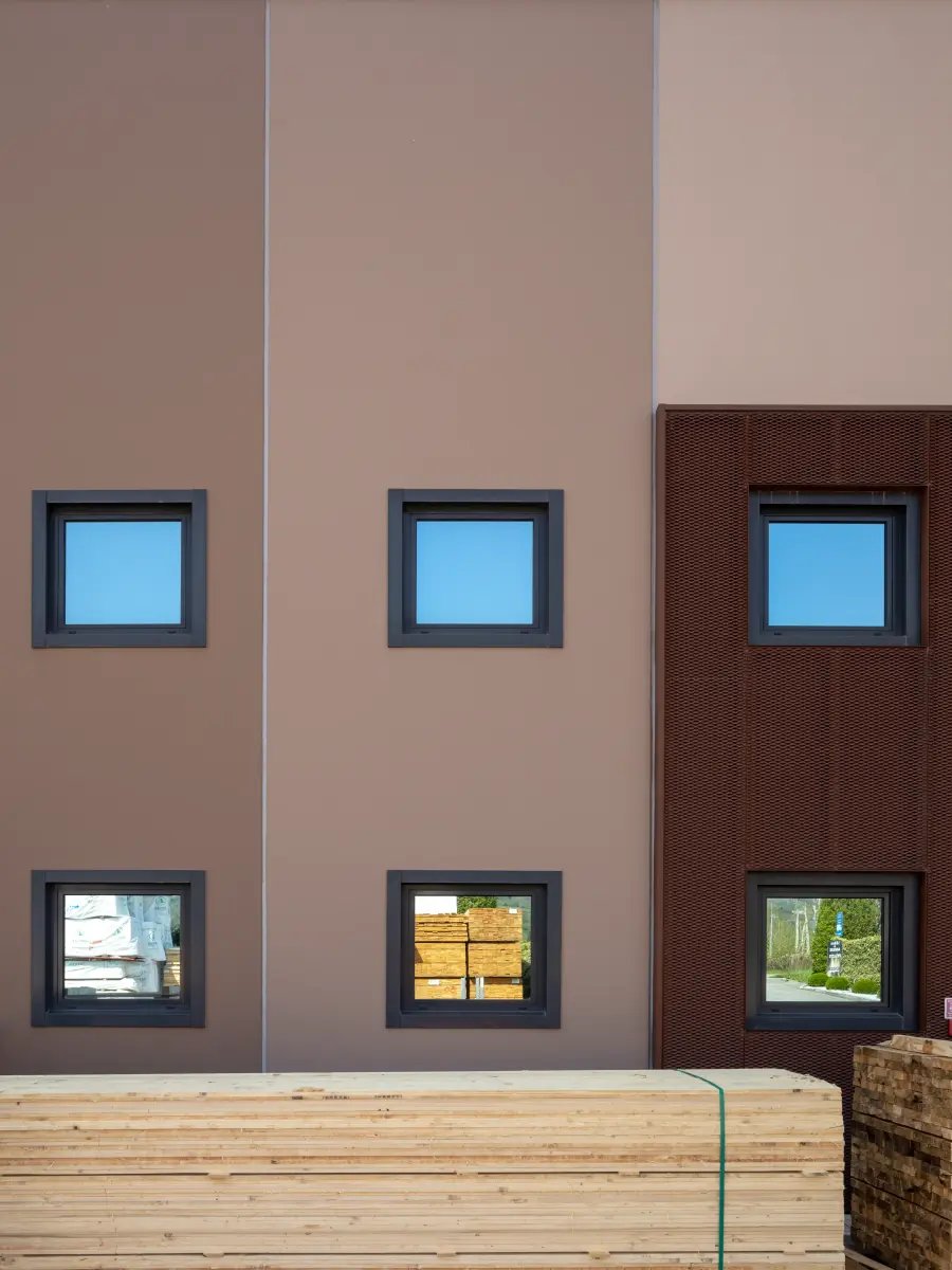 Frontalansicht einer braunen Fassade mit kleinen Fenster