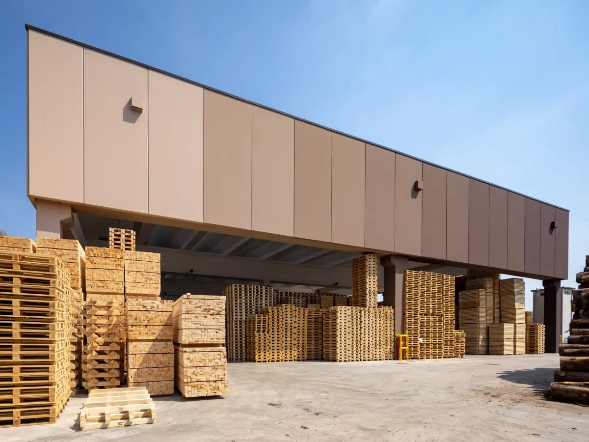 Schräger Blickwinkel auf eine braune Fassade“