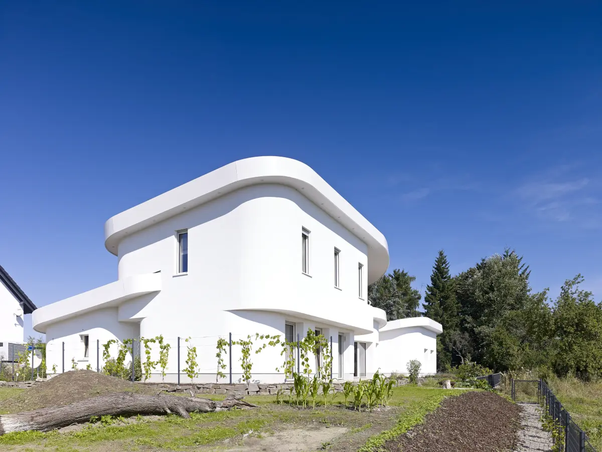 Außenansicht eines modernen weißen Hauses