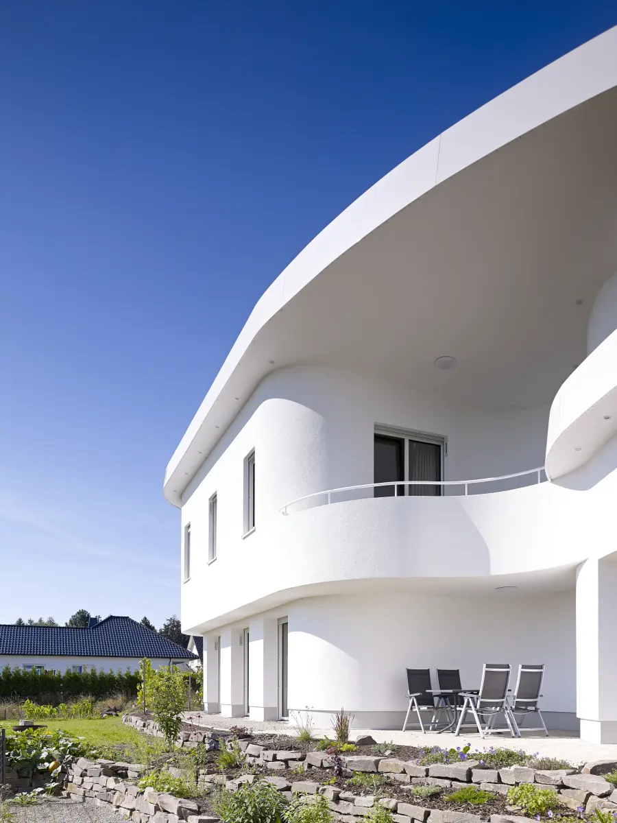 Außenansicht eines modernen weißen Hauses