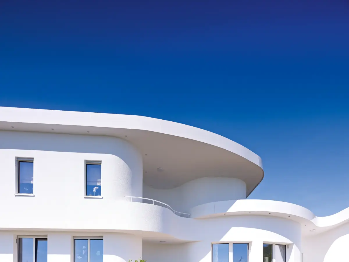 Außenansicht eines modernen weißen Hauses