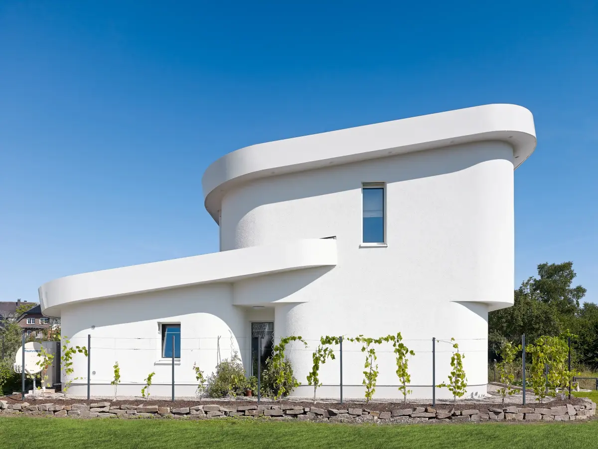 Außenansicht eines modernen weißen Hauses