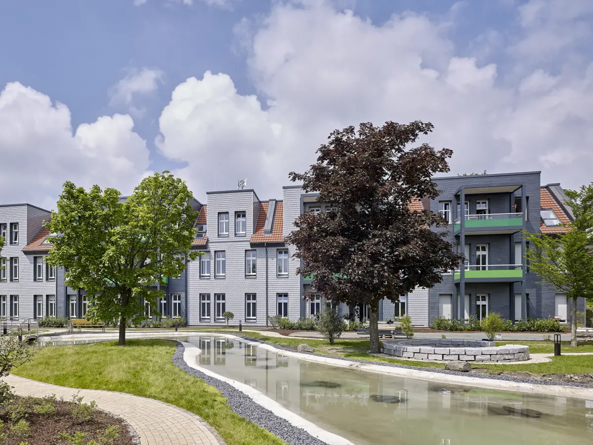 Parklandschaft vor Gebäude 