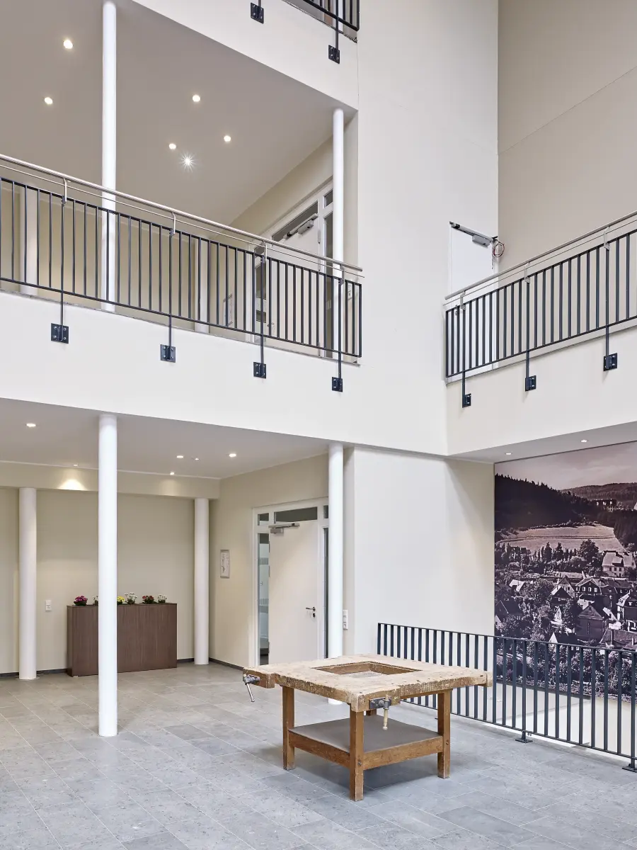 Eingangsbereich mit Bildern und Zitaten 